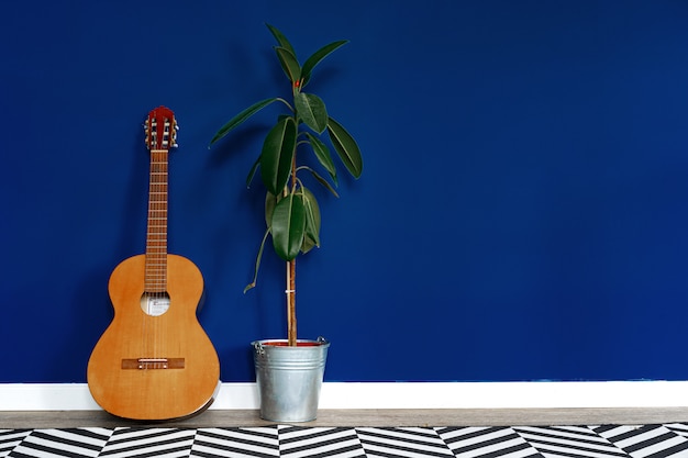 Gitaaropstelling tegen klassieke blauwe muur in flat