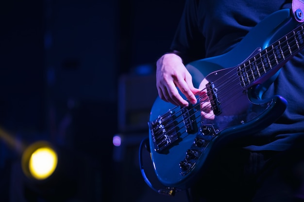 Gitarist bas op het podium voor achtergrond, kleurrijke, zachte focus en onscherpte