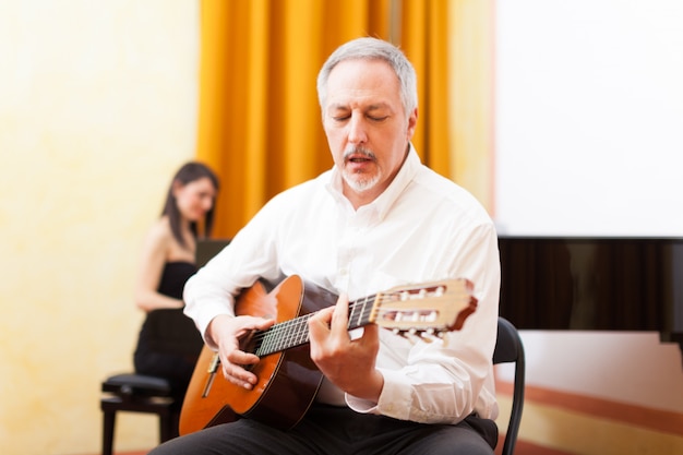 Gitarist die een akoestische gitaar speelt