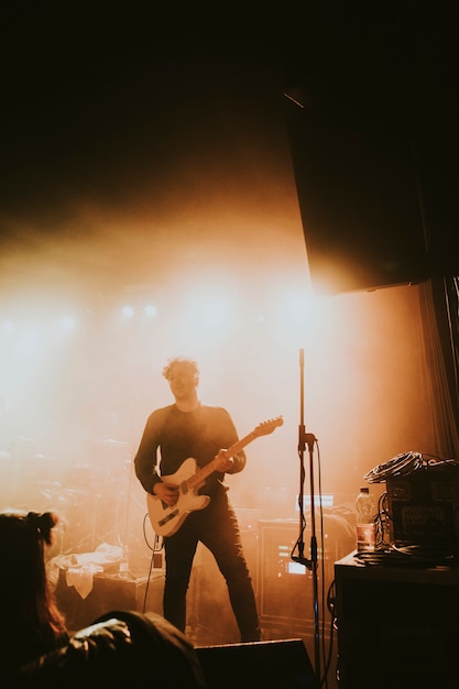 Gitarist die elektrische gitaar speelt in een rockconcert