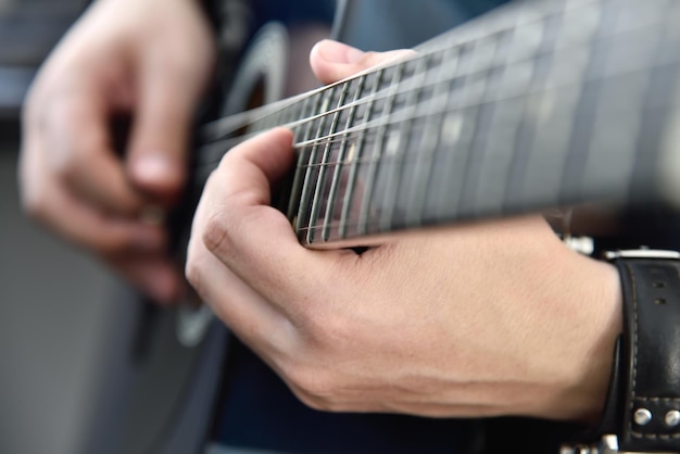 Gitarist die op akoestische gitaar speelt