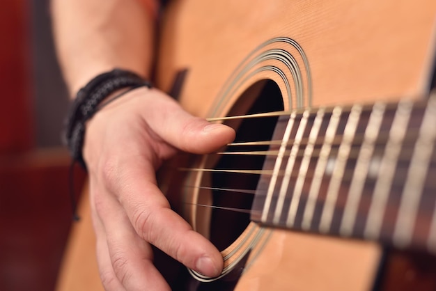 Gitarist die op gitaar speelt