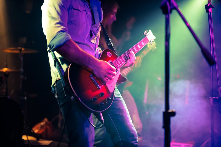 Foto gitarist elektrische gitaar spelen op een rockconcert