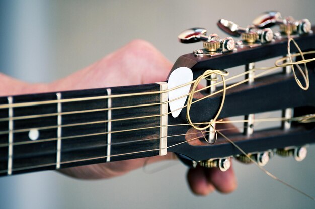 Gitarist hand tuning klassieke akoestische gitaar.