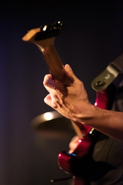 Gitarist handen elektrische gitaar spelen. detailopname.