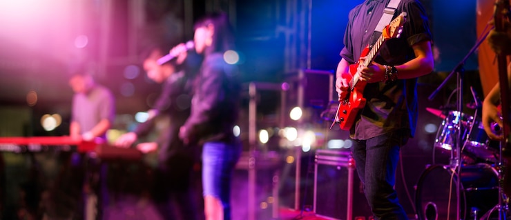 Foto gitarist op het podium voor achtergrond