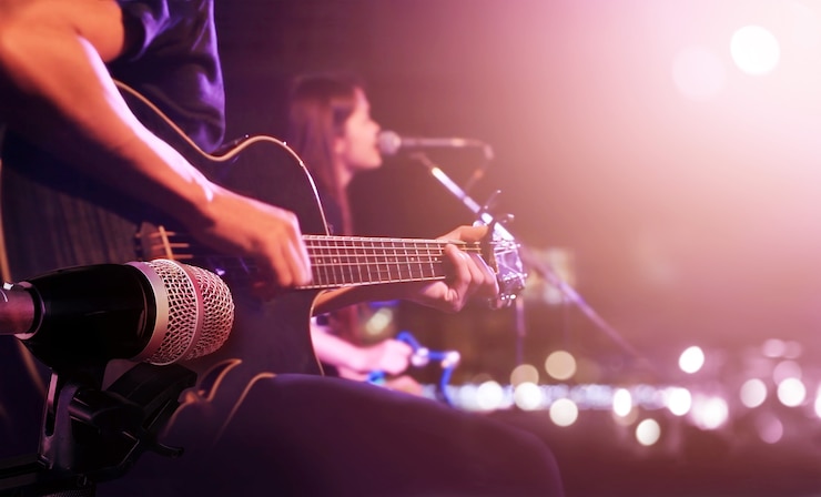 Foto gitarist op stadium voor achtergrond, zacht en onduidelijk beeldconcept