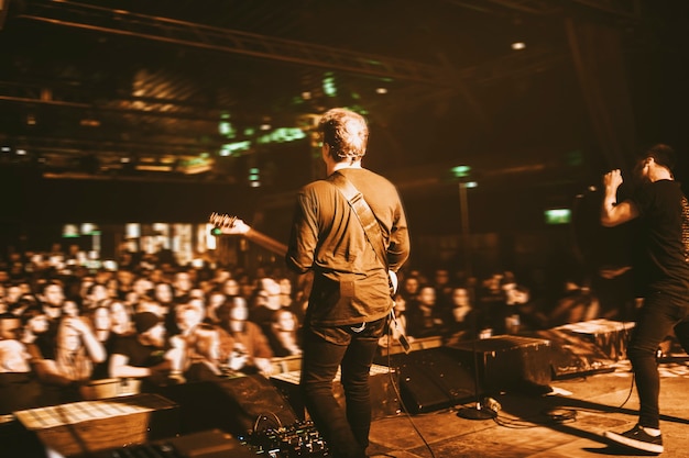 Gitarist speelt in een concert