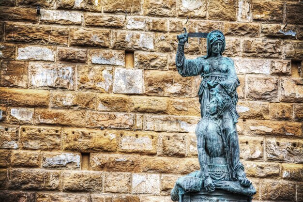 Photo giuditta and oloferne bronze statue in piazza della signoria in florence italy