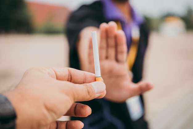 Foto givi sigaretta per fumorifiutarsi di fumare sigarette per andare a fumareno giornata mondiale del tabacco