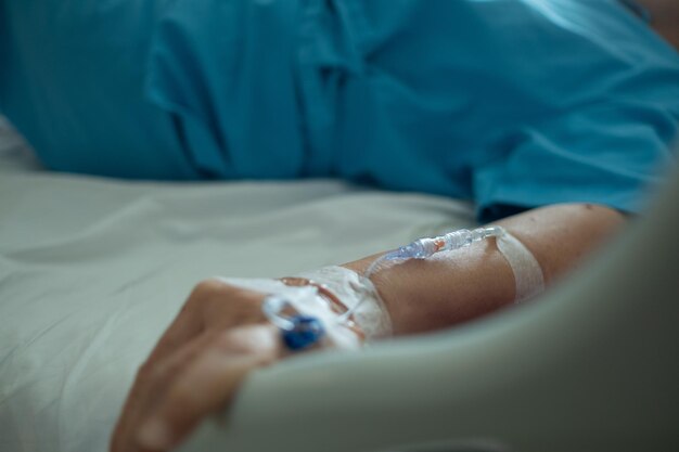 Photo giving saline to the hand of an old woman medical treatmentxa