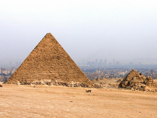 エジプトの古代ピラミッドと寺院のギザ