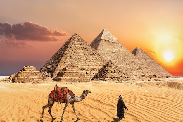 Complesso della piramide di giza in egitto, bellissima vista del tramonto.