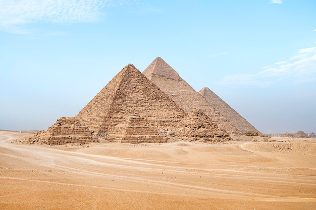 Photo giza pyramids in cairo egypt general view of pyramids from the giza plateau three satellite pyramids on front side next in order pyramid of menkaure