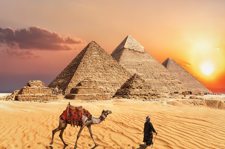 Gizeh-piramidecomplex in Egypte, prachtig uitzicht op de zonsondergang.