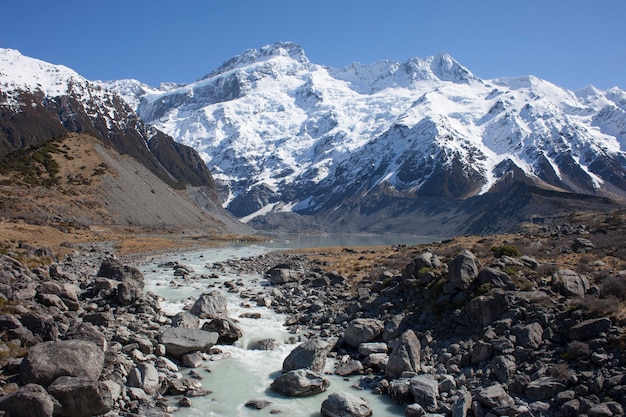 Ледниковая река, протекающая через горы. Маунт Кук, Новая Зеландия