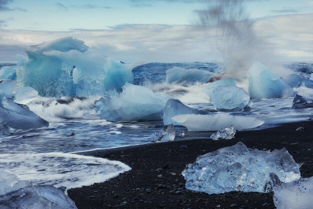 Foto il ghiacciaio sulla spiaggia vulcanica nera dell'islanda