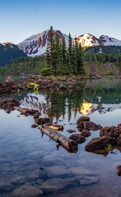 Photo glacier lake with trees and canadian mountain landscape garibaldi lake whistler bc canada