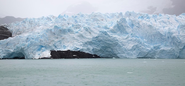 Foto ghiacciaio sulla montagna in patagonia con molto ghiaccio e lago verde