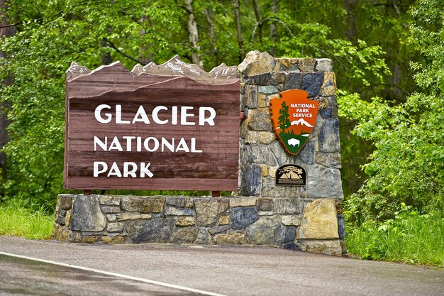 氷河国立公園の入り口標識