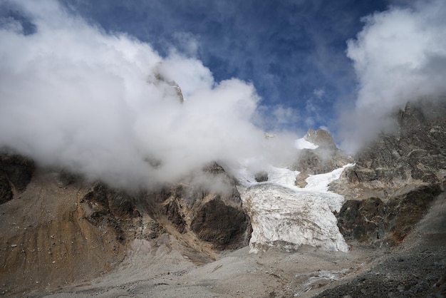 コーカサス山の頂上の下にある氷河