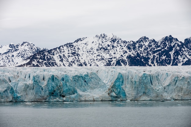 Ледник на Шпицбергене, Арктика - вид с экспедиционного судна