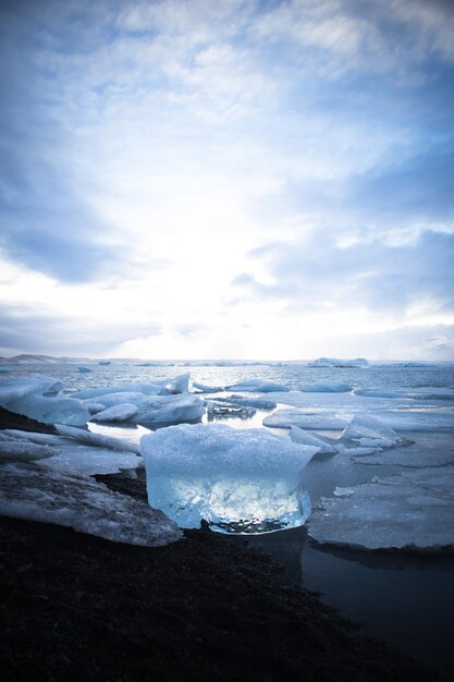 Foto i ghiacciai sul lago jokulsarlon contro un cielo nuvoloso