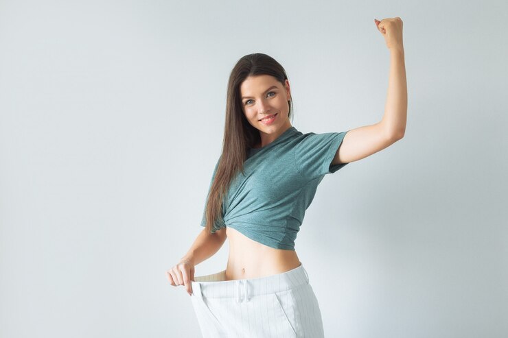 Photo glad thin young woman is satisfied with her figure
