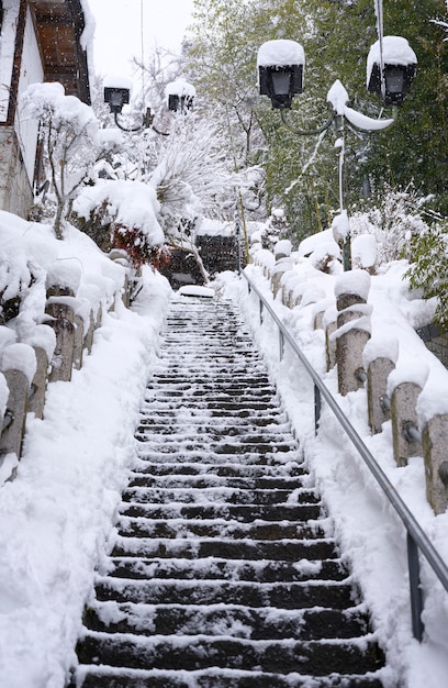 Foto gladde treden door sneeuwstorm die op de stappen wordt bevroren, japan