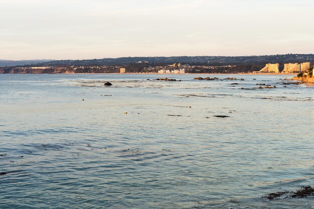 Gladde zee bij zonsondergang in Algarrobo strand Chili Toeristische bestemming zomervakantie concepten