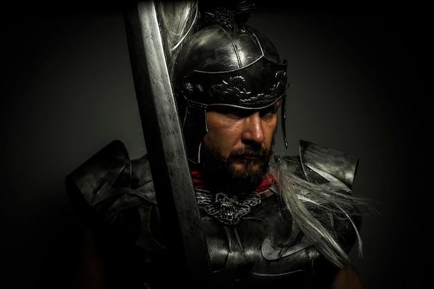 Gladiator, Romeinse centurio met harnas en helm met wit krijt, stalen zwaard en lange rode cape