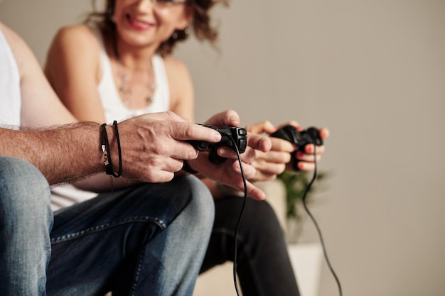 Photo glam rock couple playing videogame