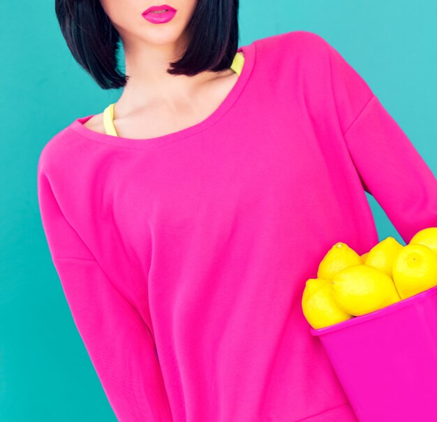 Photo glamor portrait of a girl with lemons