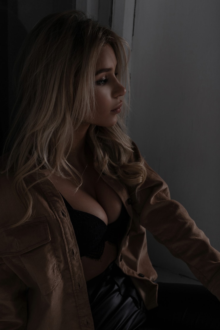 Photo glamor sexy stylish woman with beautiful lush breasts in a luxurious lace bra in fashionable leather pants