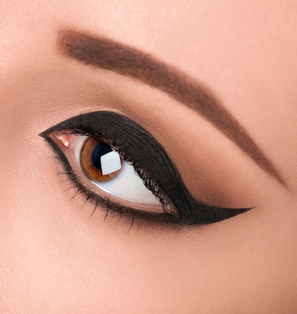 Glamour black eye make up with wide arrow