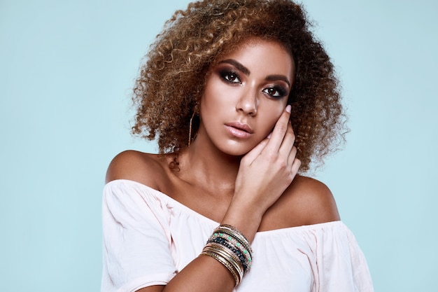 Photo glamour elegant black hippy woman model with curly hair