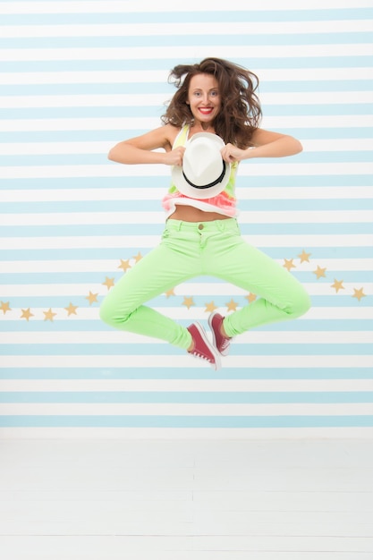 Glamour fashion model Gek meisje in kleurrijke sportieve kleding Gelukkig en stijlvolle sexy vrouw Hip hop vrouw danser Mode en schoonheid Hipster meisje Zelfverzekerd in haar keuze meisje sprong in yoga pose