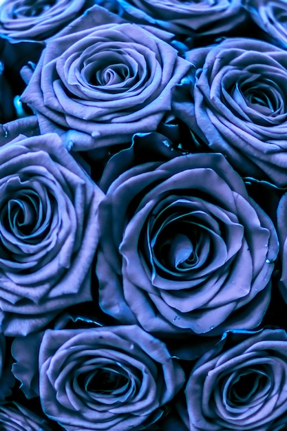 花の休日の背景として咲く青いバラの花のグラマー高級ブーケ