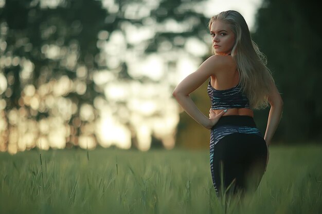 glamoureus volwassen meisje model / concept poseren mooi meisje, blond gelukkig verleidelijke schoonheid