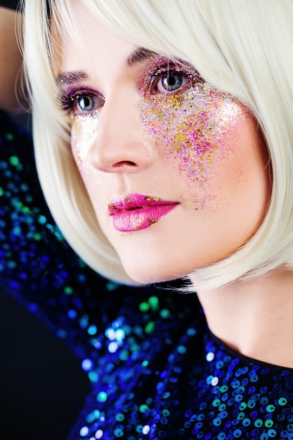 Glamoureuze blonde vrouw mannequin met partij make-up mooi gezicht close-up