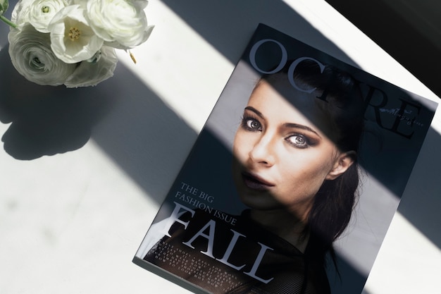Glamoureuze vrouw op de cover van een tijdschrift
