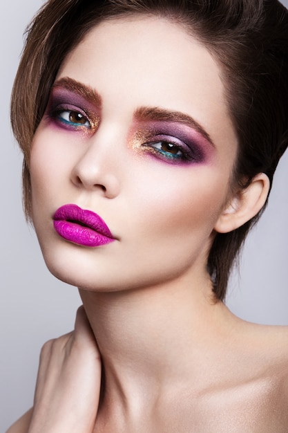 Glamourportret van mooi vrouwenmodel met verse dagelijkse make-up