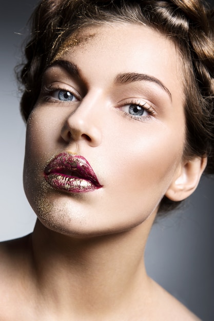 Glamourportret van mooi vrouwenmodel met verse dagelijkse make-up