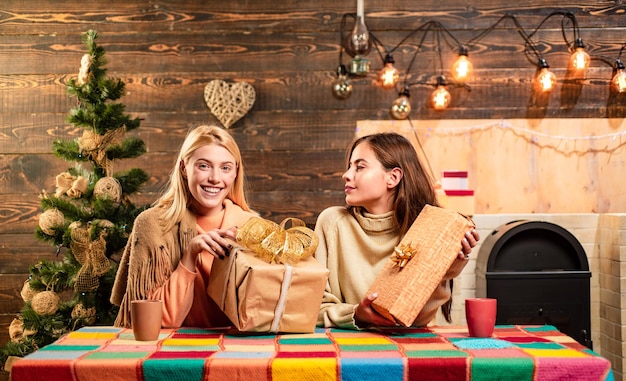 Glamourviering Vriendinnen in kerstmis thuis Kerstfeest gelukkig nieuwjaar vrienden Happy n