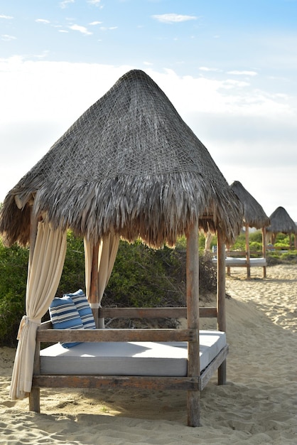 Glamping strandbed ontspanning aan de kust