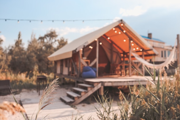 Foto tenda glamping nella foresta. tenda di lusso vista mare. turismo verde natura