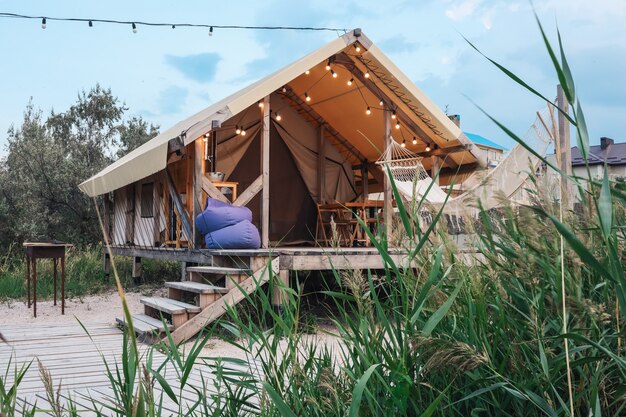 Glampingtent in het bos. Luxe tent uitzicht op zee. Natuur groen toerisme