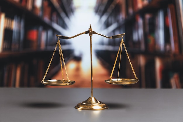 Glanzend gouden schaalsaldo op bibliotheekachtergrond als gelijkheid van het rechtvaardigheidssymbool