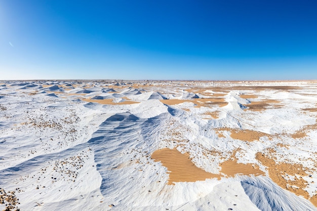 Glanzend wit woestijnlandschap met een heldere blauwe lucht, Egypte,