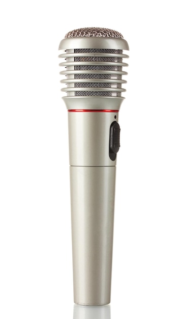 Glanzende grijze ijzeren microfoon geïsoleerd op wit